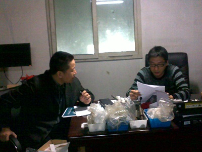 和磁瓦供應商討論產品